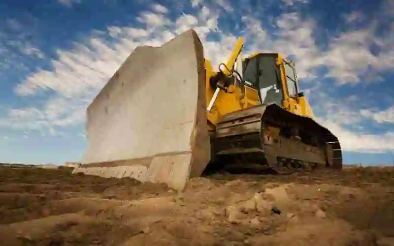 Buldozers lielu zemes masas pārvietošanai